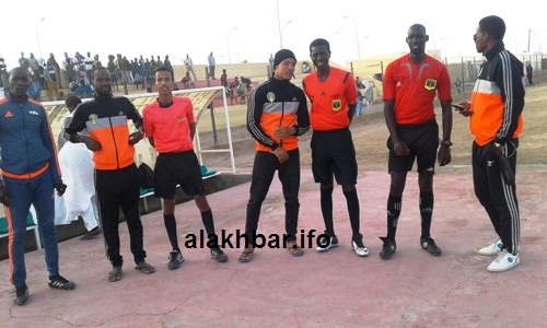 حكام البطولة بعيد نهاية المباراة تسلموا إفادات تكريمية/الأخبار