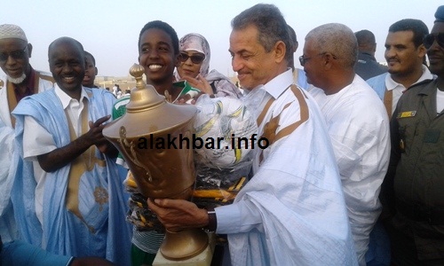 سلم العمدة القاسم بلالي كأس البطولة لقائد نادي "لازا" مساء اليوم/ الأخبار