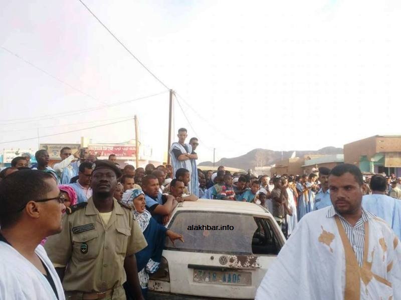 تجمهر للمواطنين يتابع نقل جثمان ولد محمد فال من مستشفى الزويرات إلى المطار (الأخبار)