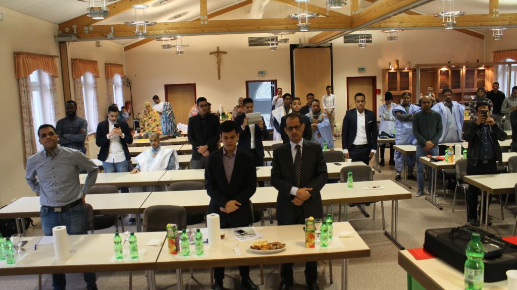 السفير الموريتاني في ألمانيا ولد إبراهيم اخليل مع أفراد الجالية خلال الاحتفال بذكرى الاستقلال 