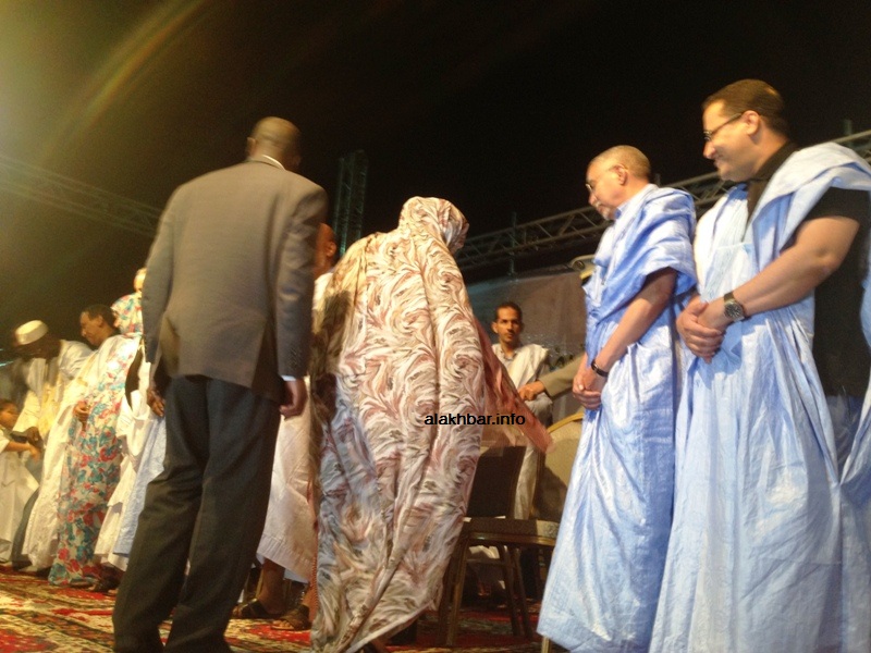 الوزير الأول وأعضاء الحكومة ينتظروا أخذ زوج الرئيس تكيبر بنت أحمد لمقعدها (الأخبار)