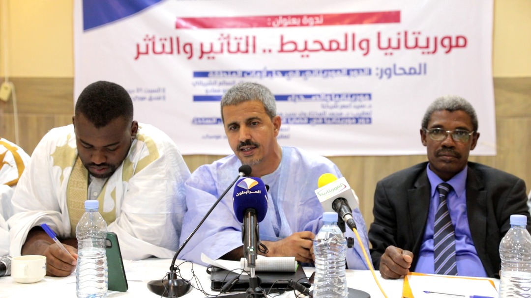 الدكتور السالك محمد موسى معقبا خلال الندوة في محور دور موريتانيا في قضايا التنمية والأمن في الساحل