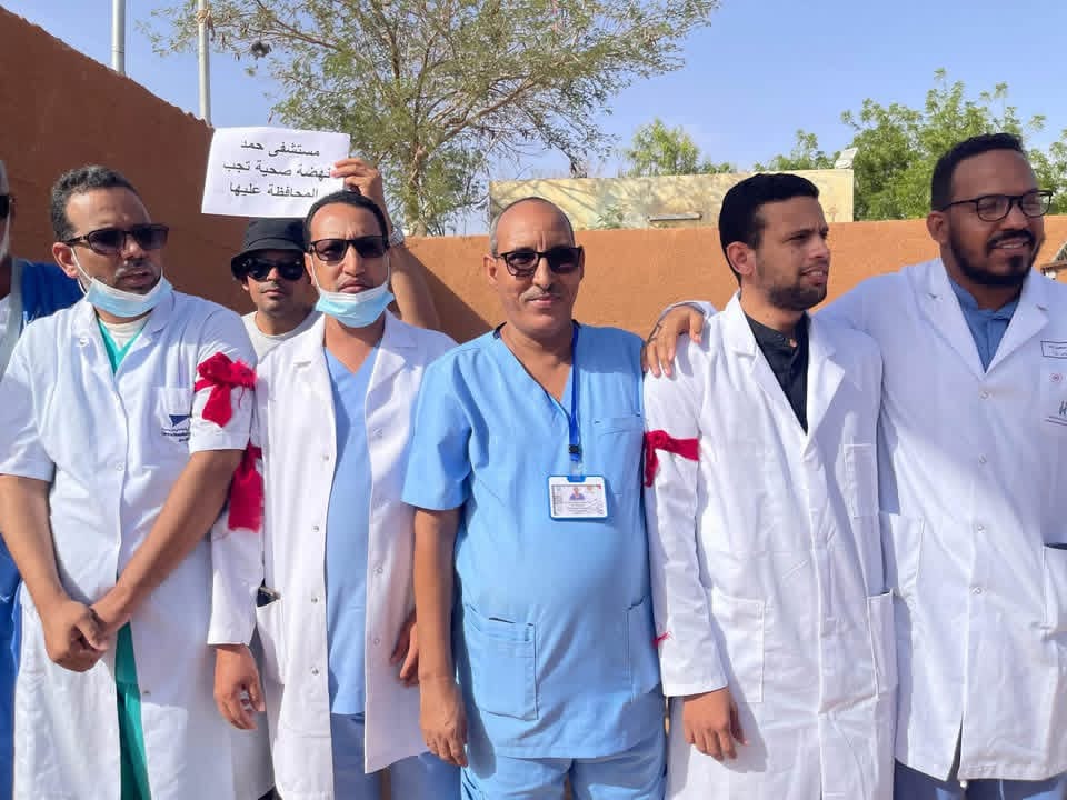 طاقم مستشفى حمد ببتلميت يحتج للمطالبة بإنصافه