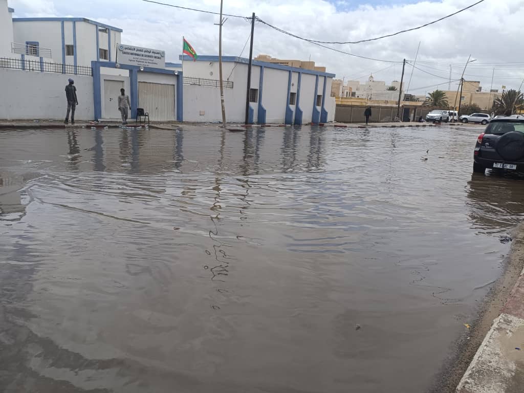 مياه الأمطار تحاصر المرافق العمومية والأسواق بنواذيبو