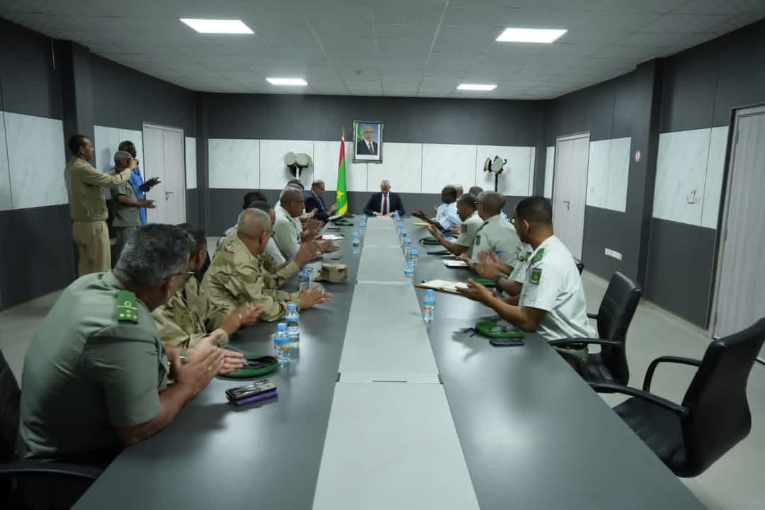 وزير الدفاع المقال يودع كبار القادة العسكريين وينوه بأدائهم