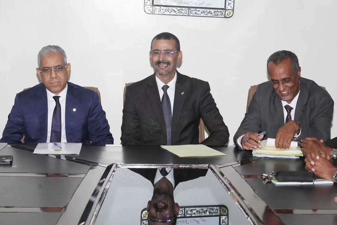 وزير الثقافة يتسلم مهامه من سلفه وينوه بأدائه