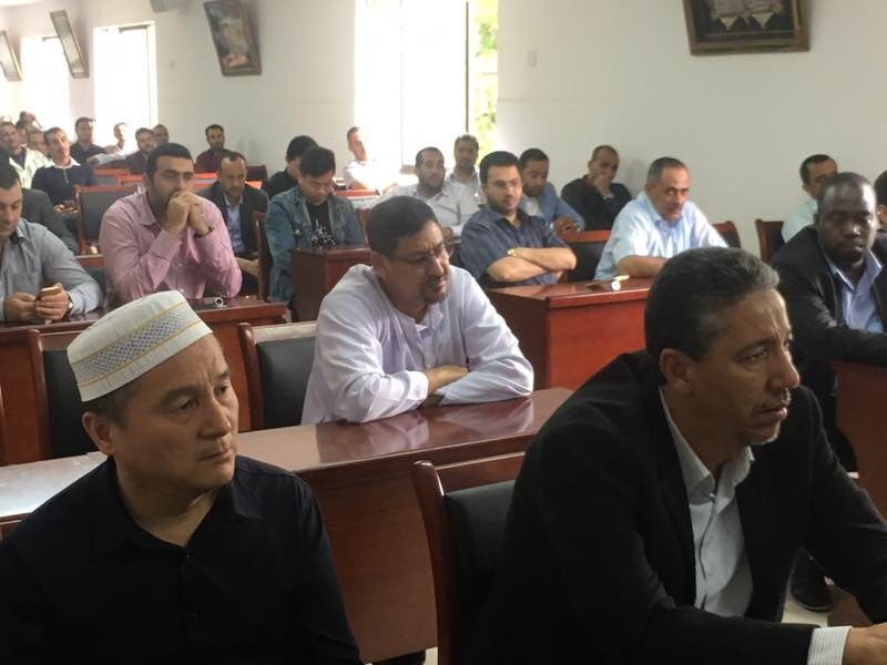 صورة من تأبين رئيس الجالية الموريتانية في الصين ويظهر حضور أفراد من جنسيات وأعراق مختلفة