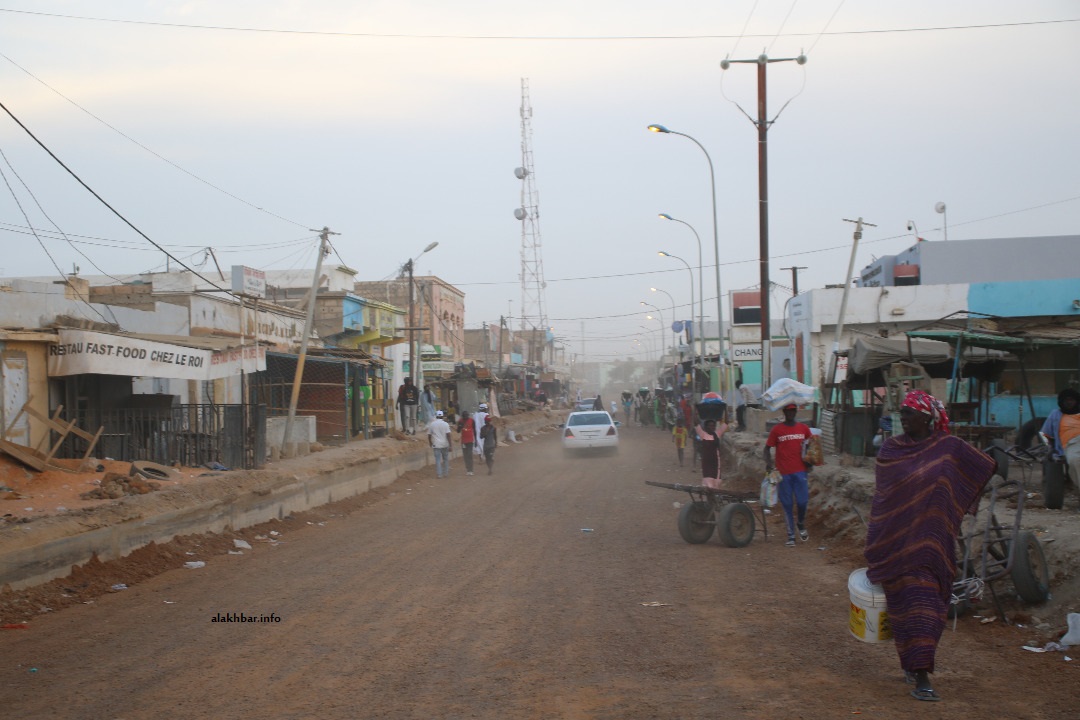 صورة من الطريق الرئيس في المدينة بعد أكثر من نصف الفترة المحددة لإنجاز الأشغال (الأخبار)