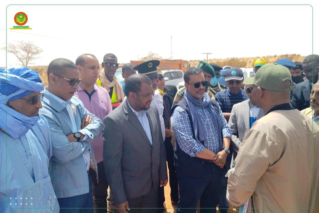 وزير التجهيز والنقل المختار أحمد اليدالي خلال زيارته التفقدية للمقاطع الطرقية السبت