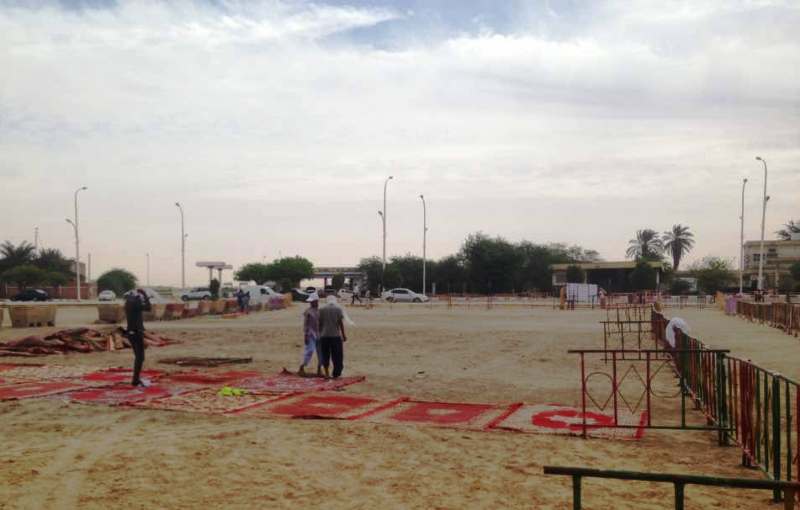 شباب يؤثثون أحد جوانب الساحة ضحى اليوم الجمعة (الأخبار)