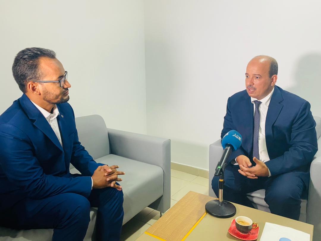 رئيس مجلس المستشارين المغربي النعم مياره، ورئيس تحرير وكالة الأخبار أحمد محمد المصطفى