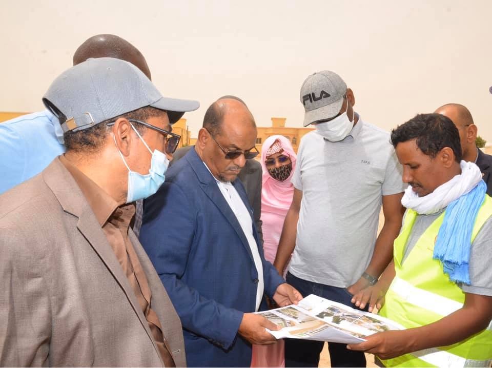 وزير الإسكان يتعرض مع بعض معاونيه مخططات السوح العمومية