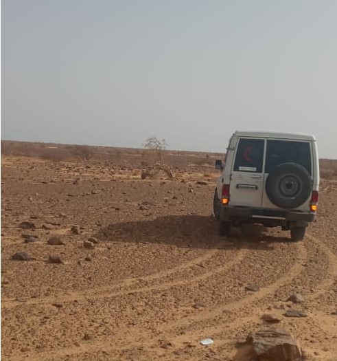 سيارة الإسعاف التي وصل الفريق على متنها للمكان الذي يوجد فيها الراعي وقد فقد الوعي بشكل نهائي جراء انخفاض ضغطه