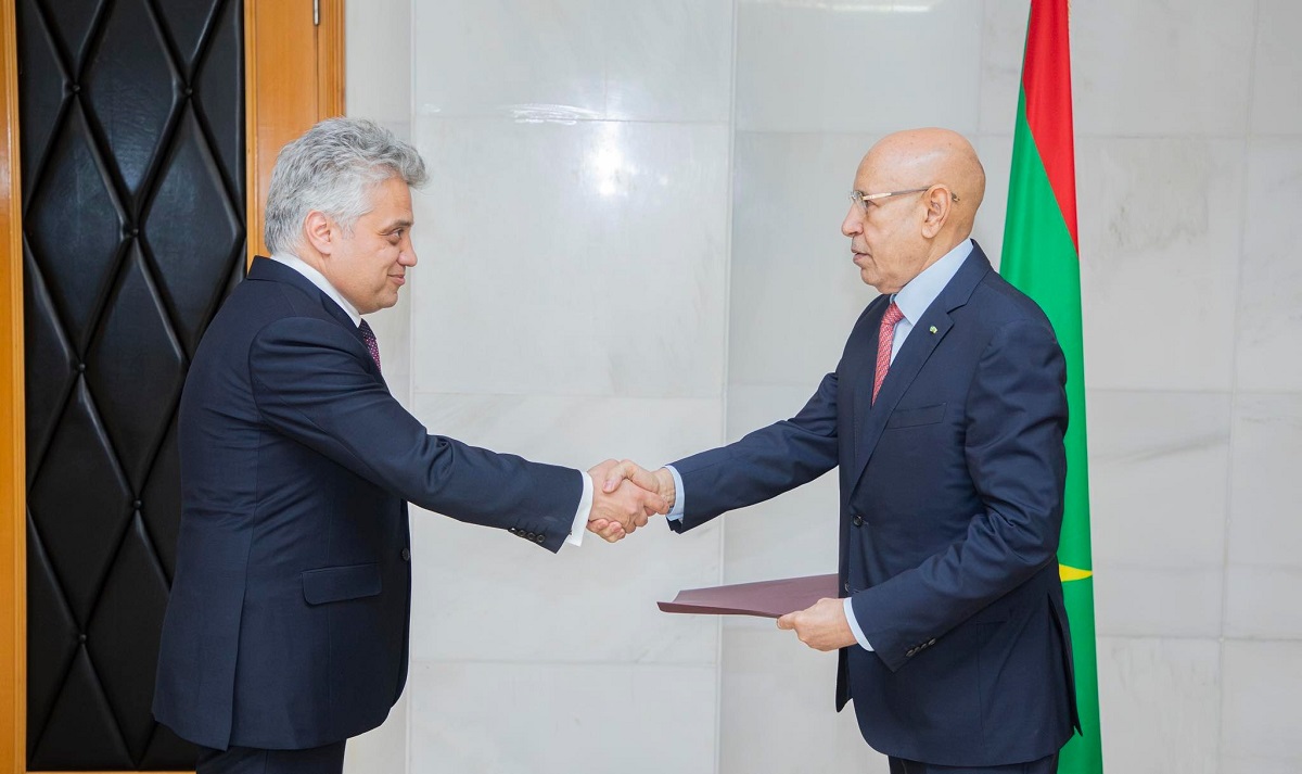 الرئيس محمد ولد الغزواني والسفير المصري الجديد أحمد محمد عبد الحميد طايع.