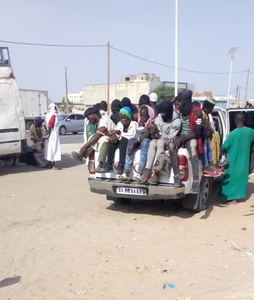 صور لنقل العمال وزعتها المنظمة الحقوقية