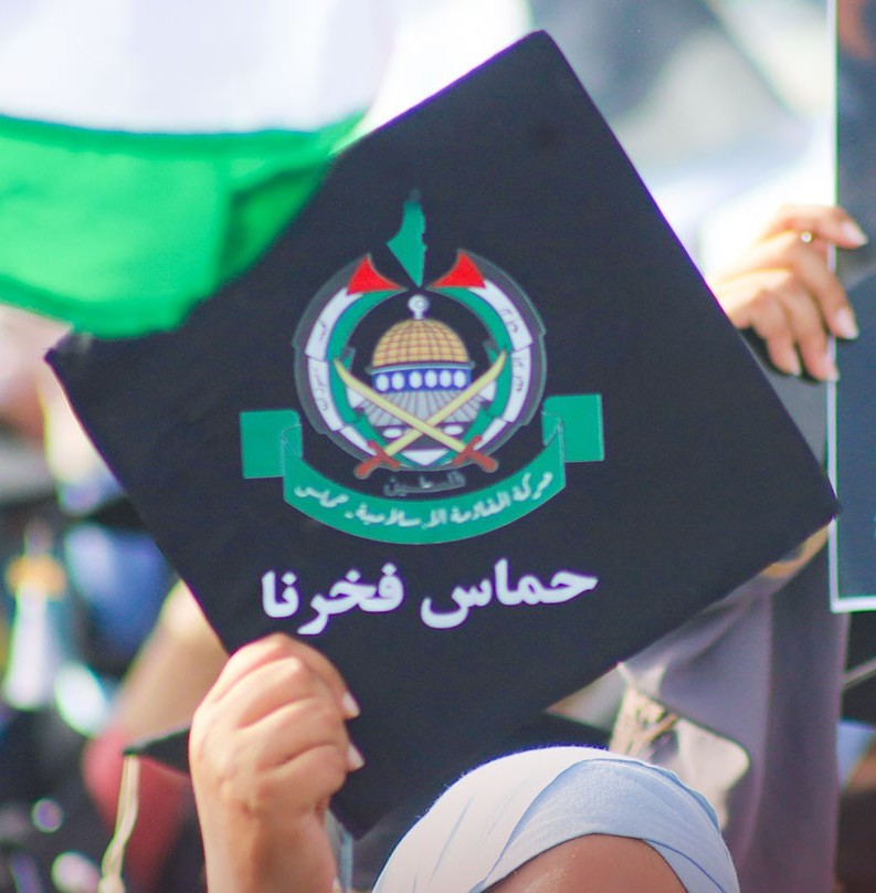 شعار طبعته موريتانية على قبعة تخرجها 