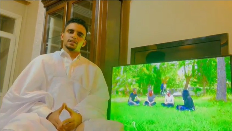 الطالب محمد عالي المبارك يستعرض خصائص التطبيق