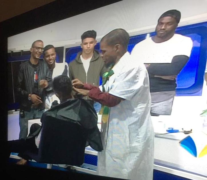 المشجع "بوب" مع الإعلامي حمود ولد أعمر، ونجوم المنتخب الموريتاني