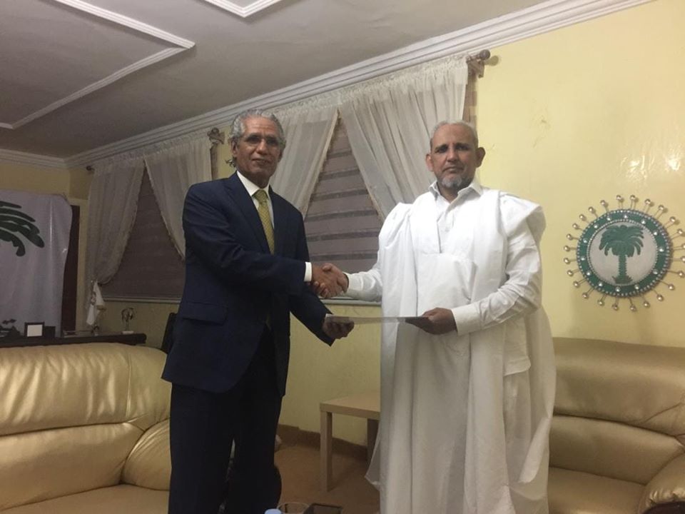 رئيس حزب التجمع الوطني للإصلاح والتنمية "تواصل" محمد محمود ولد سييدي يتسلم الدعوة من وزير الخارجية الصحراوي