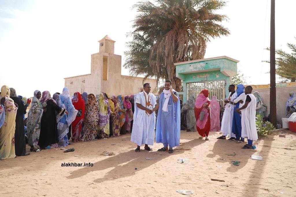طوابير مصوتين في مدينة كرو بولاية العصابة وسط البلاد صباح اليوم (الأخبار)