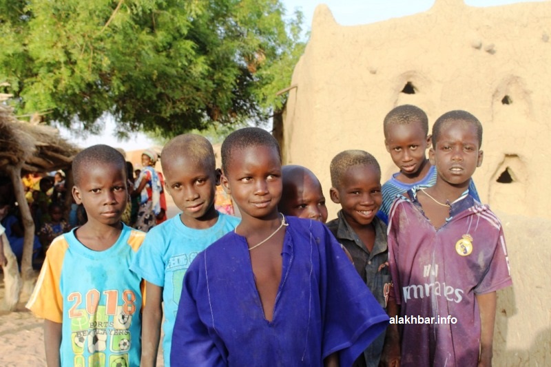 احتفى الأطفال بالسيارة التي أقلتنا للقرية، وتراقصوا أمام الكاميرا، لكن الطفل موسى واكي ظل في عزلته (الأخبار)