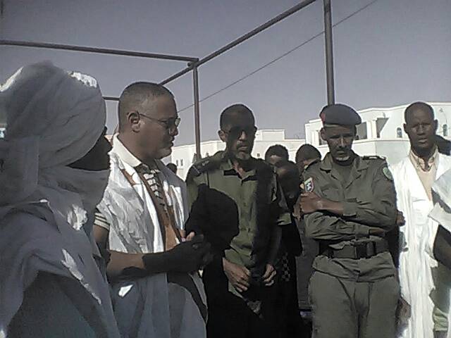 حاكم المقاطعة خلال حديثه مع المتظاهرين