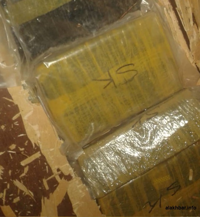 ثبتت حزم المخدرات داخل المكتب بشريط لاصق
