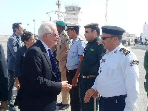 الوزير أثناء مصافحته لكبار القادة الأمنيين في الولاية