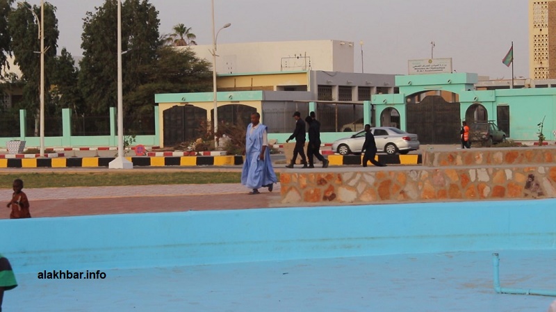 أفراد من الشرطة يتجولون داخل ساحة الحرية مساء اليوم (الأخبار)