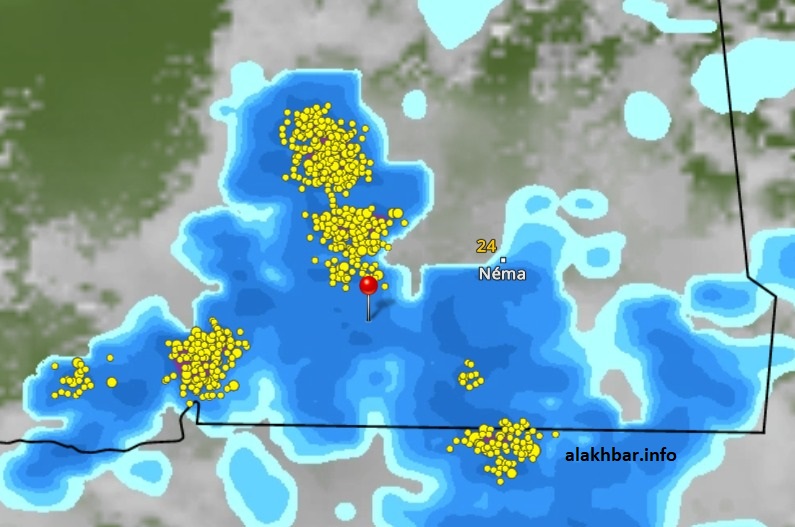 خارطة انتشار السحب الماطرة المتوقعة فجر يوم غد الجمعة، الإشارة عند مدينة تمبدغه