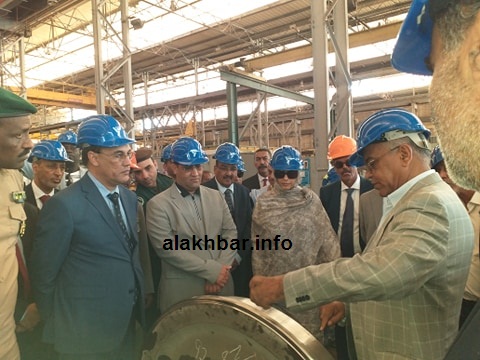 تجول الوفد الحكومي في ورشات اسنيم واستمع لشروح مفصلة/الأخبار