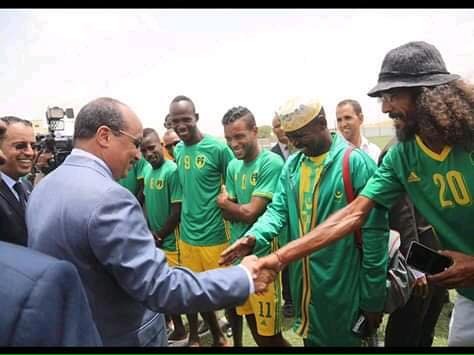 المشجع "بوب" بشعره الطويل يصالح الرئيس ولد عبد العزيز خلال لقاء مع المنتخب 