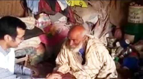 تعهد الناشط في العمل الخيري محمدن بيب منذ أيام بالشيخ المسن وجلب إليه بعض المؤن / الأخبار