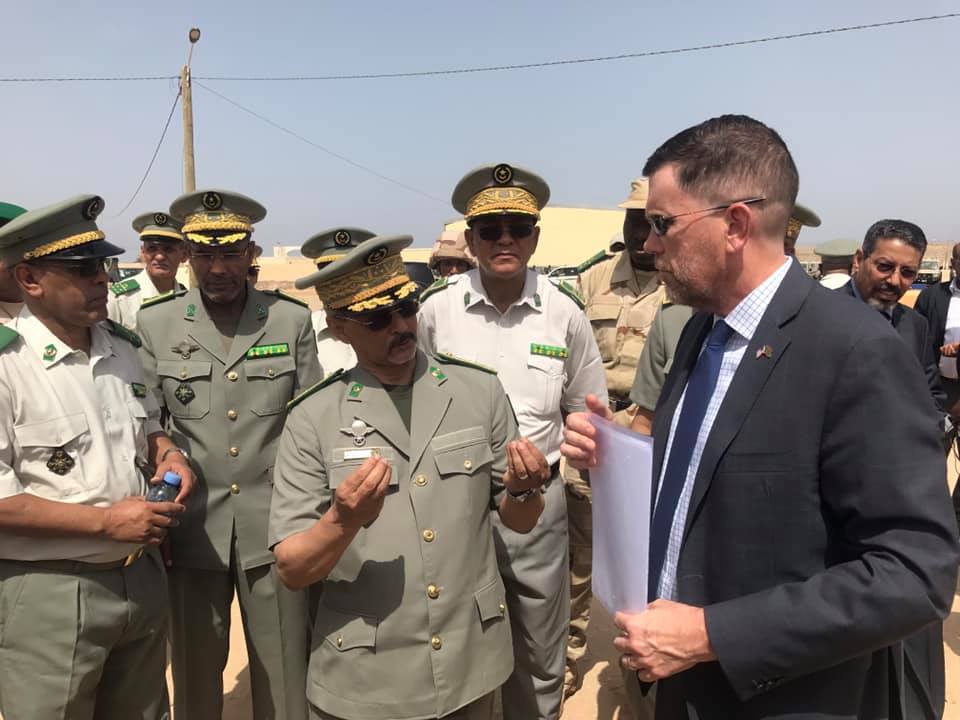 السفير الأمريكي مايكل دودمان، وقائد أركان الجيوش بموريتانيا الفريق محمد الشيخ محمد الأمين الملقب "ابرور"