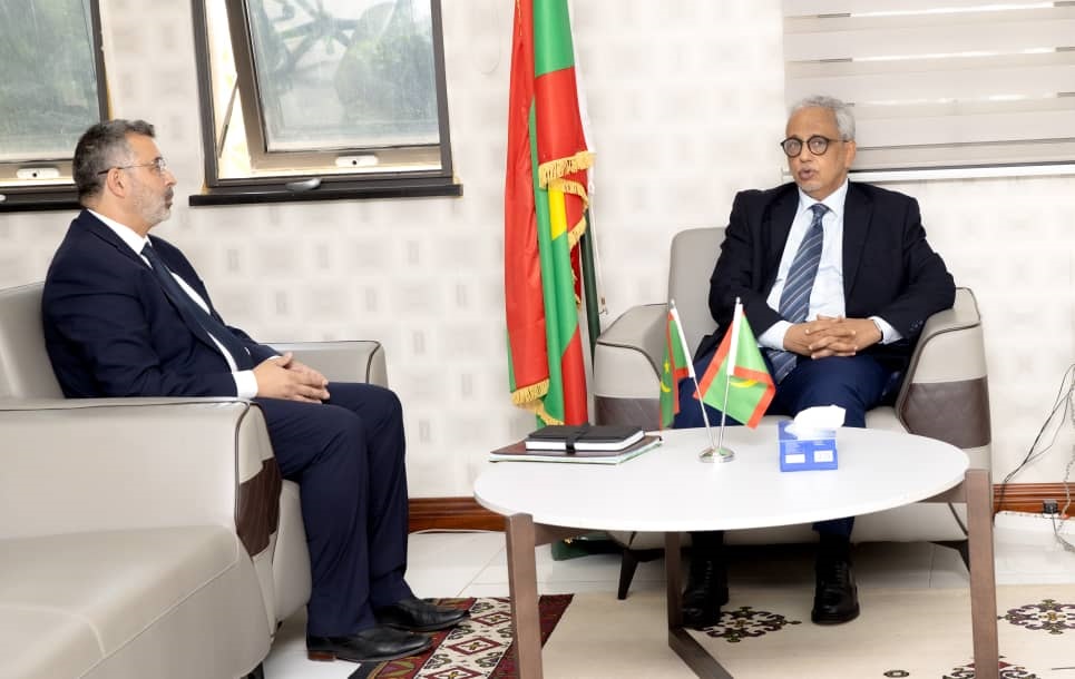 وزيرُ الشؤون الاقتصادية والتنمية عبد الله سليمان الشيخ سيديا والممثل المقيم لصندوق النقد الدولي يونس زهير