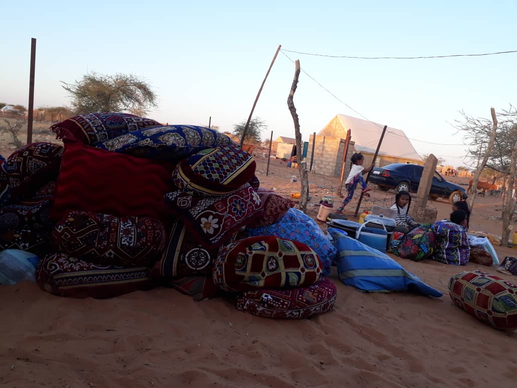 أفرشة ومخدات جمعها الجيران لإيواء الأسرة في أول ليلة بعد حريق عريشها