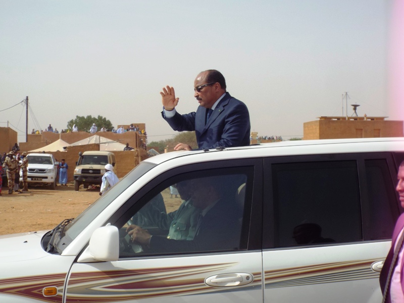 الرئيس الموريتاني محمد ولد عبد العزيز خلال مغادرته المنصة في نهاية الاستعراض العسكري (الأخبار)
