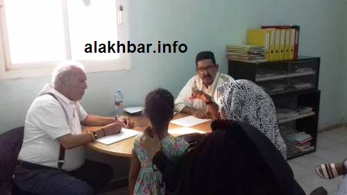 الجراح الإسباني فرنادو كوميز أثناء تقديمه استشاراته المجانية بمركز البلدية الصحي رقم 1