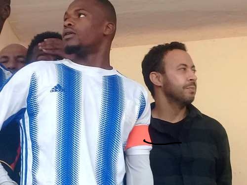 من اليمين رئيس نادي الساحل محمد الشيخ رفقة أحد اللاعبين