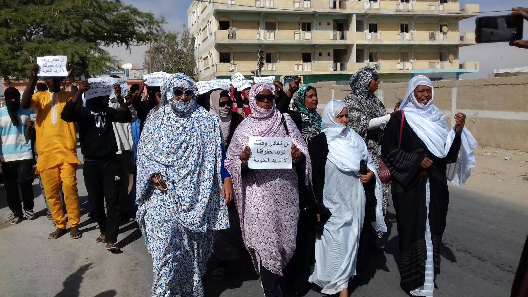 جانب من احتجاجات المفصولات يحتفظن به في الأرشيف لبقايا قصة الفصل/ الأخبار