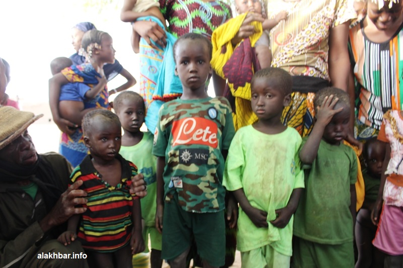 يحاول مسنو القرية مع الطفل واكي من أجل أن يتجاوز عزلته ويندمج مع الأطفال (الأخبار)