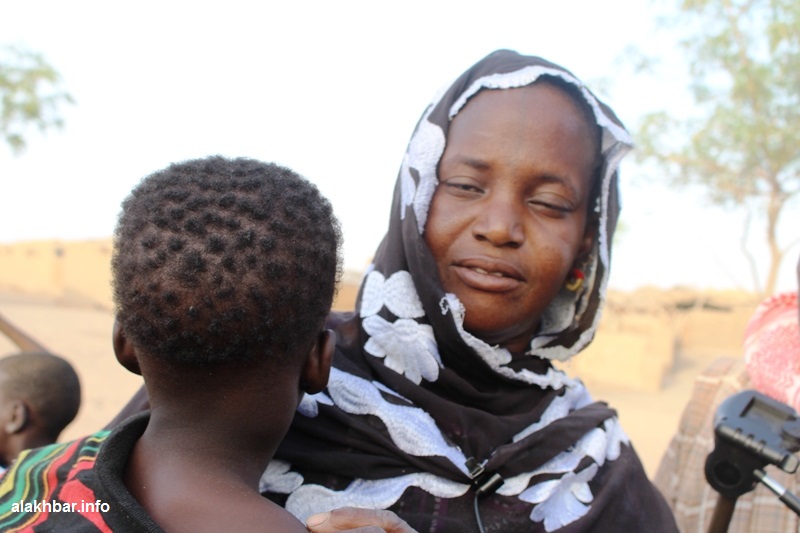 يظهر الورم في الجانب الأيمن من رقبة الصبي، يناشد والده من يستطيع مساعدتهما لتلقي العلاج، ويقدم ابنه على نفسه أثناء المناشدة (الأخبار)