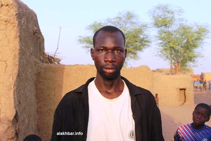 سيدي محمد واكي والد الطفل موسى واكي أضعفه الصرع بعد رحيل زوجته، وخانته قواه أثناء محاولة حمل ابنه (الأخبار)