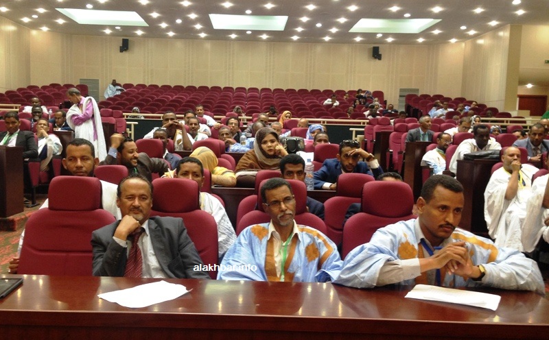 المرشحان خلال متابعة فرز النتائج في قاعة قصر المؤتمرات (الأخبار)