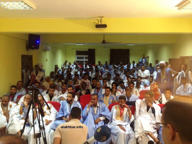 جانب من حضور الندوة مساء الأحد في قاعدة المحاضرات بمدارس النجوم (الأخبار)