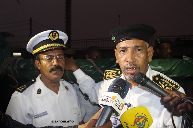مدير الرقابة الترابية المفوض القاسم ولد سيدي محمد، وقائد الفرقاطة تبمدغة القبطان الحسن ولد أحمد ريدح خلال حديثهما للصحافة مساء اليوم (الأخبار)