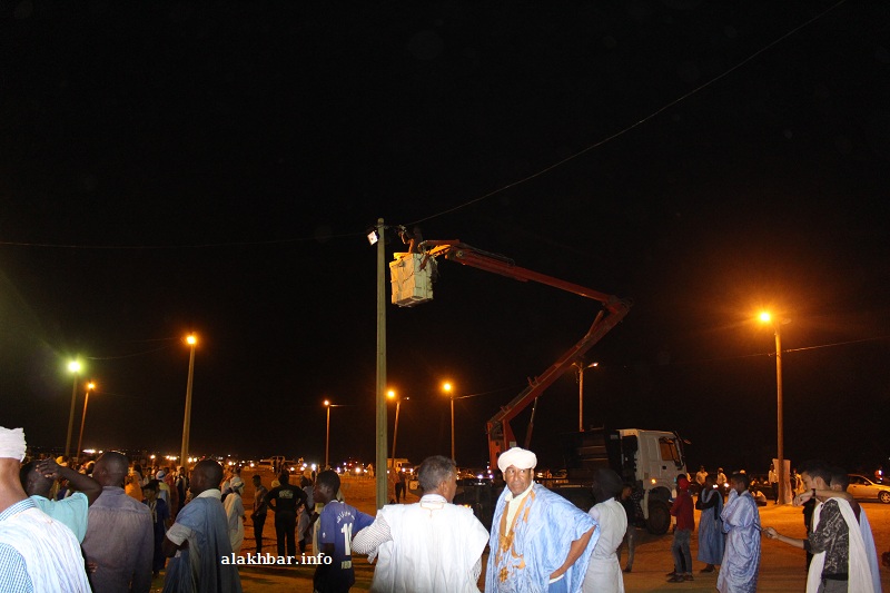 آليات تابعة لشركة الكهرباء عملت حتى وقت وجيز قبل بداية المهرجان (الأخبار)