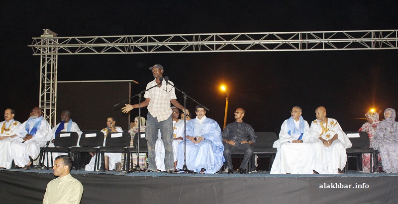 عنصر أمن رئاسي جلس على الكرسي المخصص للرئيس بين الوزير الأول ورئيس الحزب الحاكم في انتظار وصول الرئيس (الأخبار)