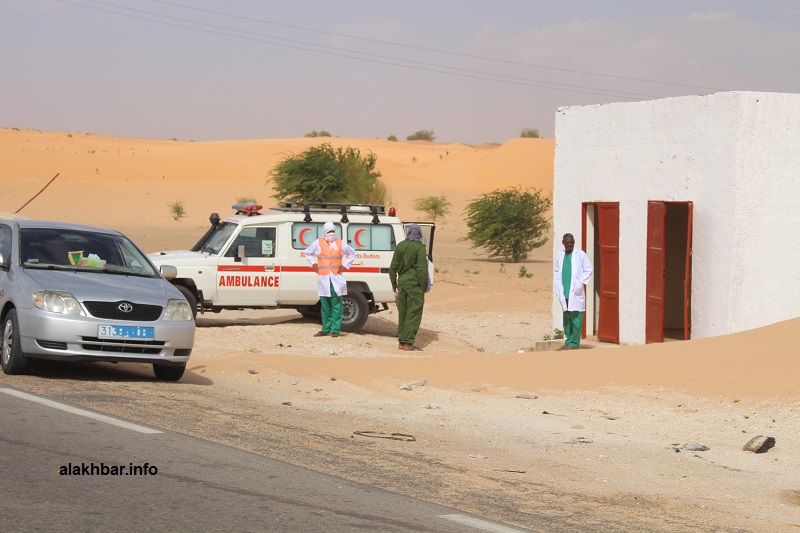 فريق طبي وسيارة إسعاف قرب مدينة واد الناقة، ويغطي المقطع من نواكشوط وحتى 20 كلم بعد واد الناقة (الأخبار)