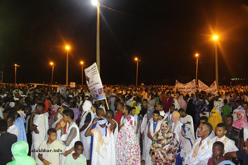 جانب من حضور المهرجان الافتتاحي المنظم في ساحة المطار القديم غير بعيد من سوق لكبيد (الأخبار)